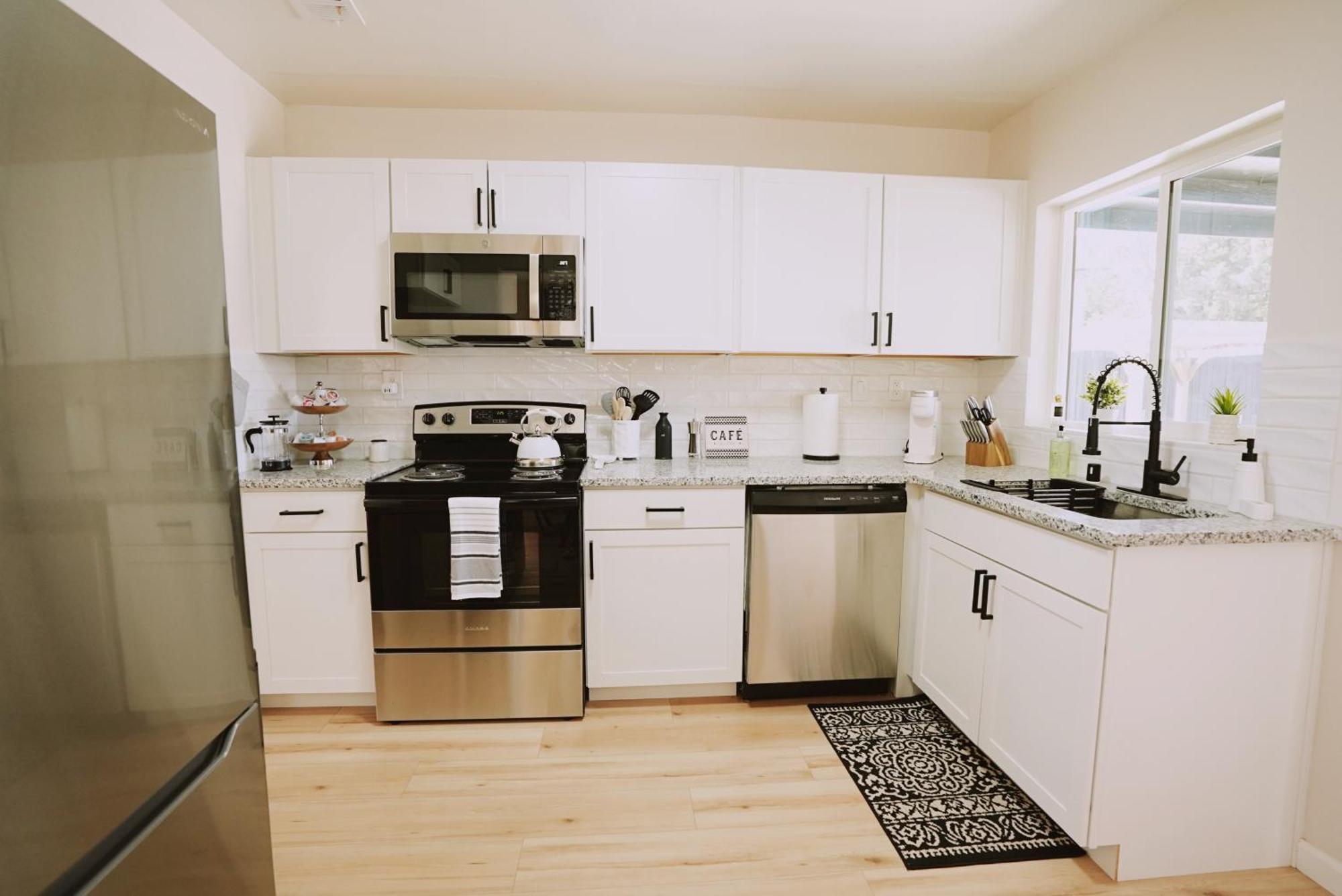 Centrally Located! Remodeled! Huge Backyard! The White House Albuquerque Eksteriør bilde