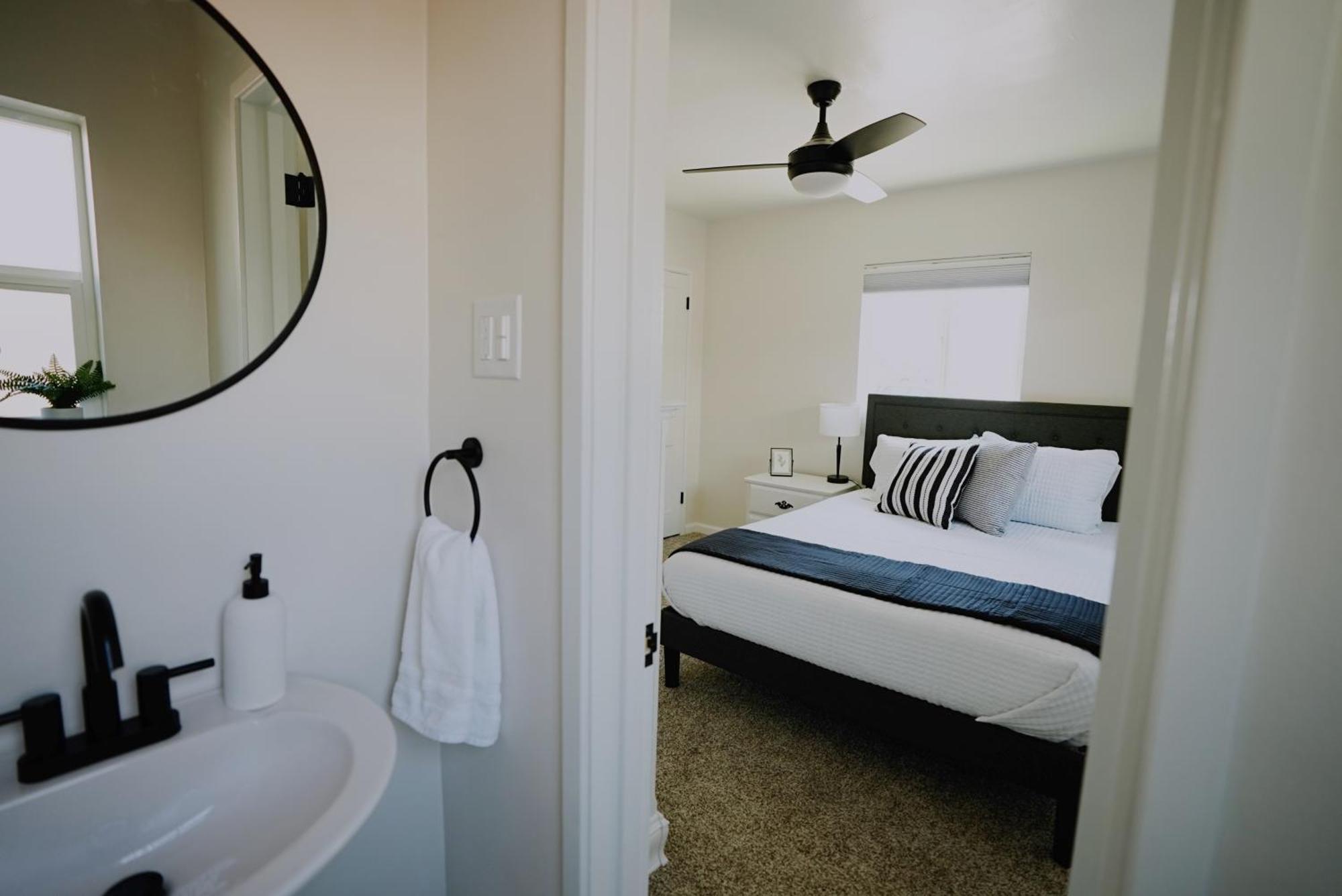 Centrally Located! Remodeled! Huge Backyard! The White House Albuquerque Eksteriør bilde
