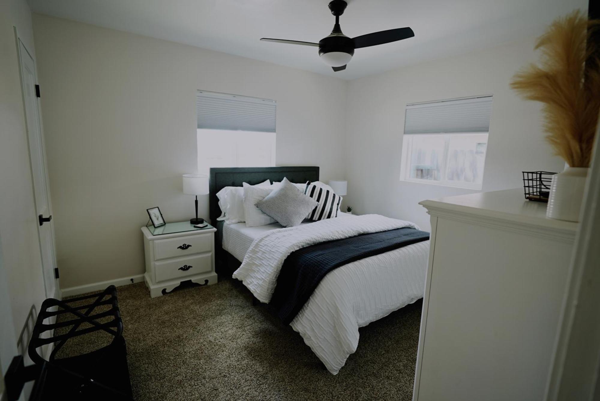 Centrally Located! Remodeled! Huge Backyard! The White House Albuquerque Eksteriør bilde