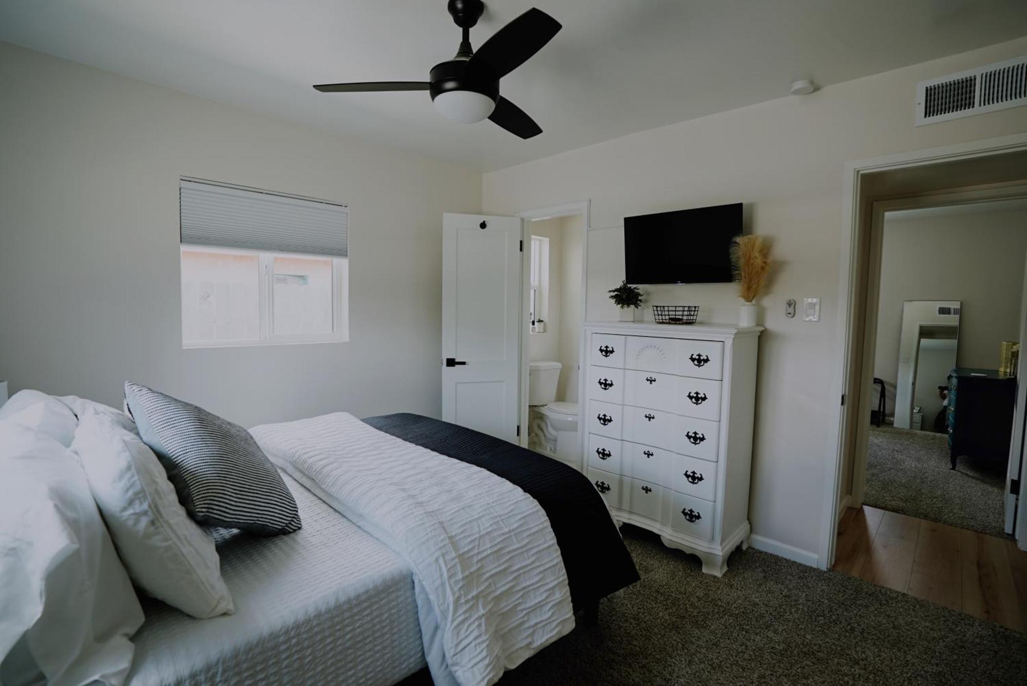 Centrally Located! Remodeled! Huge Backyard! The White House Albuquerque Eksteriør bilde